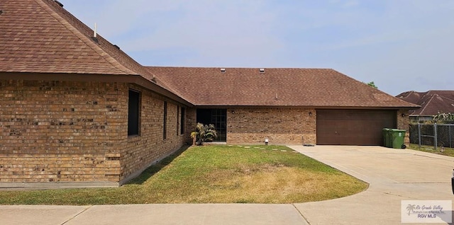 view of front facade featuring a garage and a front lawn