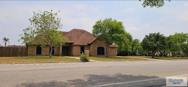 view of front of home featuring a front lawn