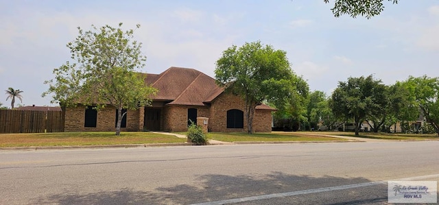 view of front of house featuring a front yard