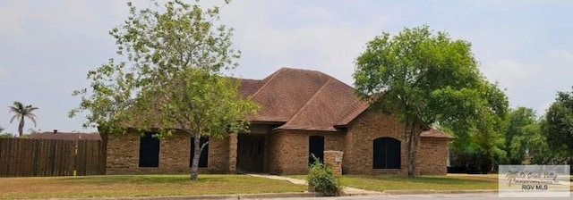 view of front of house featuring a front lawn