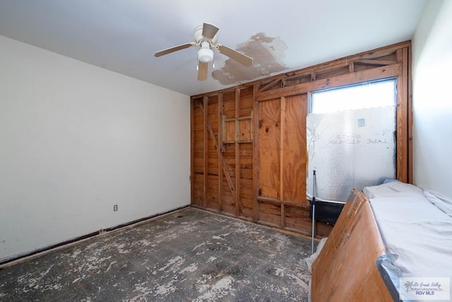 unfurnished bedroom featuring ceiling fan