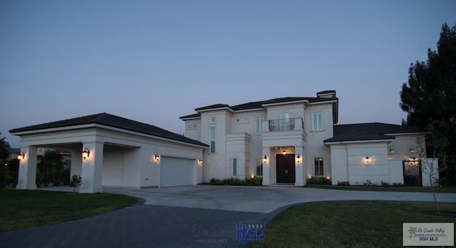 view of front of home featuring a balcony