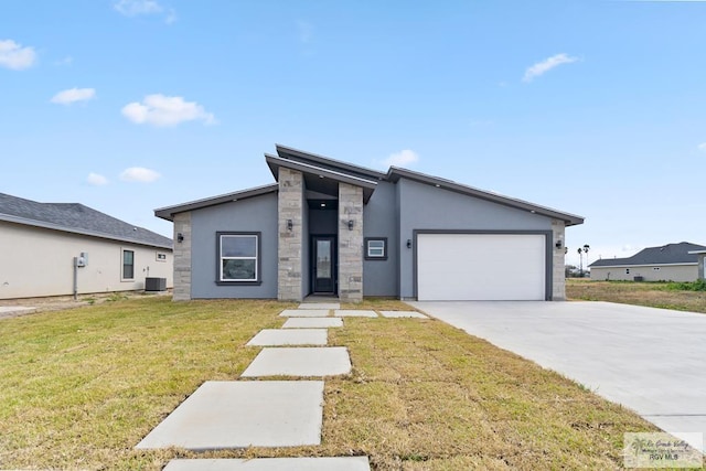 473 Santiago St, La Feria, TX 78559 - mid-century inspired home featuring stucco siding, concrete driveway, a front yard, a garage, and central AC unit
