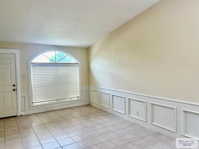 unfurnished room featuring light tile patterned floors