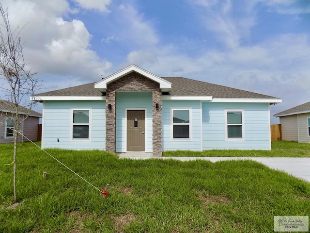 ranch-style home featuring a front lawn