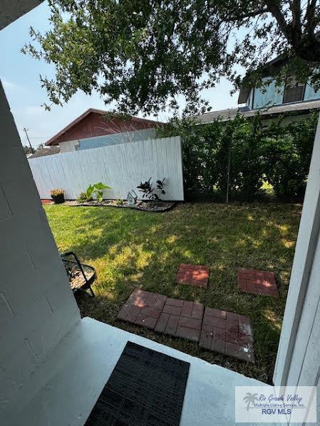 view of yard featuring a patio area