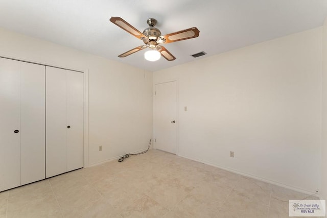 unfurnished bedroom featuring ceiling fan and a closet