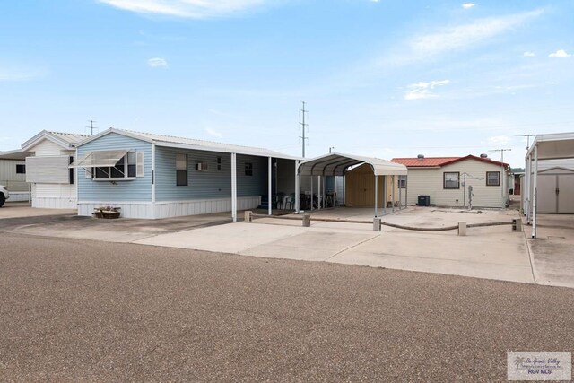 manufactured / mobile home featuring a carport