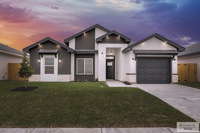 view of front facade featuring a garage and a yard