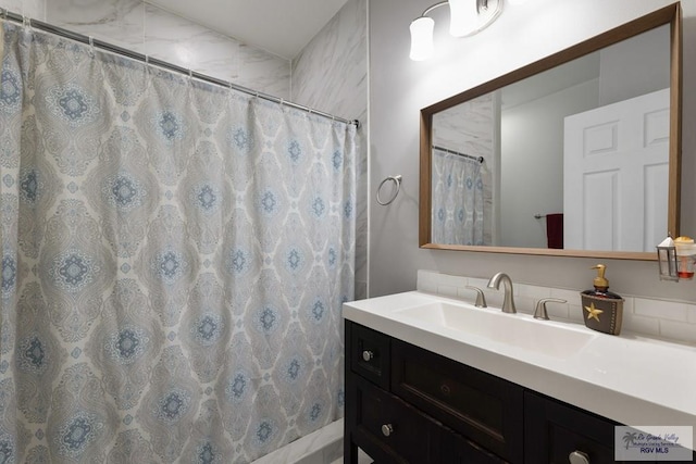 full bath featuring curtained shower and vanity