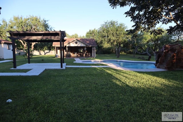 exterior space with a yard, a pergola, and a swimming pool with hot tub