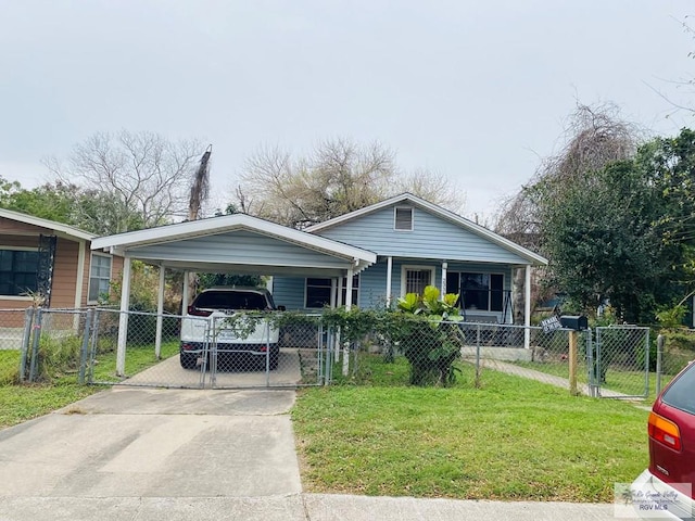 view of front of property featuring fence private yard, a gate, a front lawn, and a detached carport