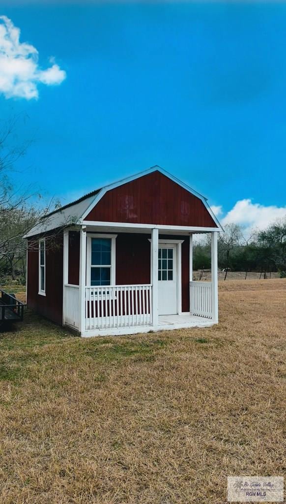 view of front of home with a front lawn