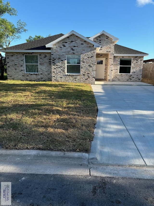 view of front of property featuring a front lawn