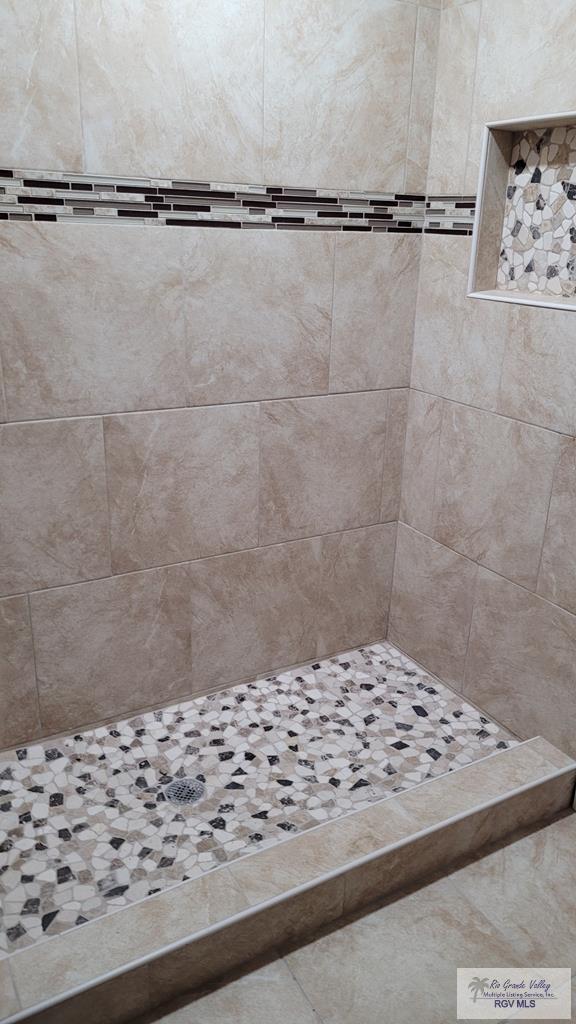 bathroom featuring a tile shower