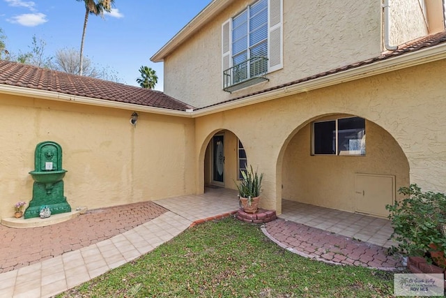 property entrance featuring a patio