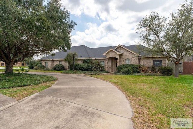 ranch-style house featuring a front yard