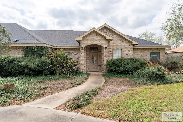 view of front of property with a front yard