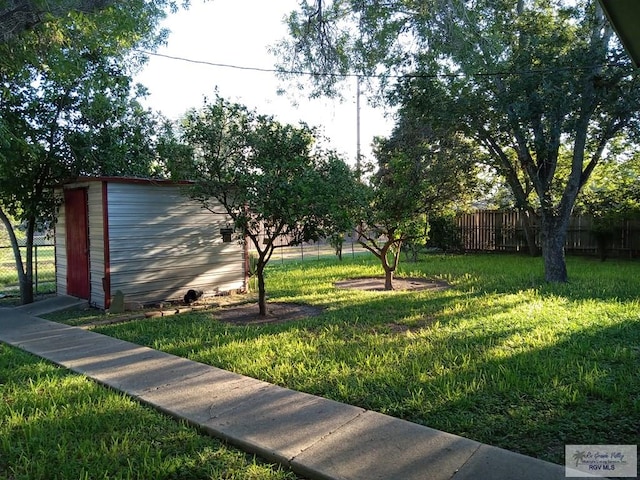 view of yard featuring a shed