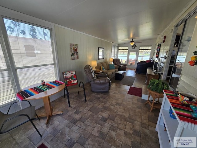 sunroom with ceiling fan