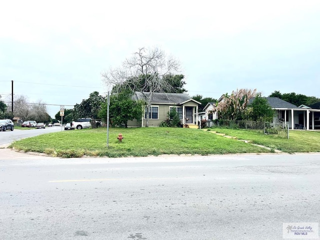 view of front facade with a front yard and fence