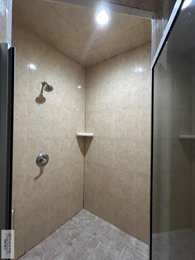 bathroom featuring a tile shower