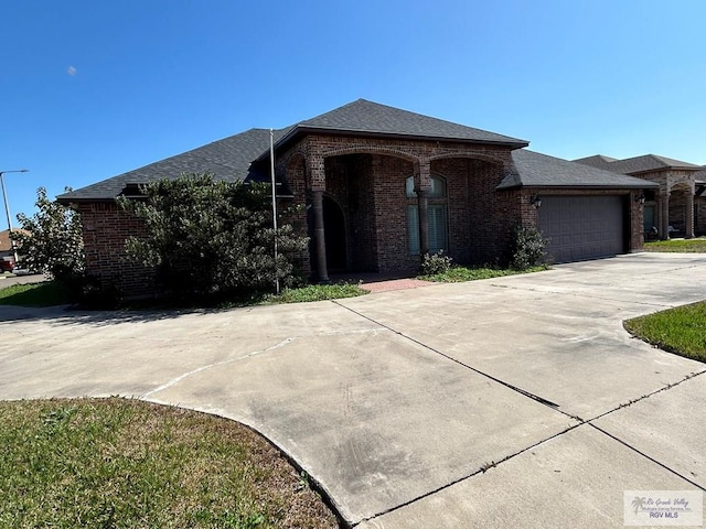 view of front facade featuring a garage