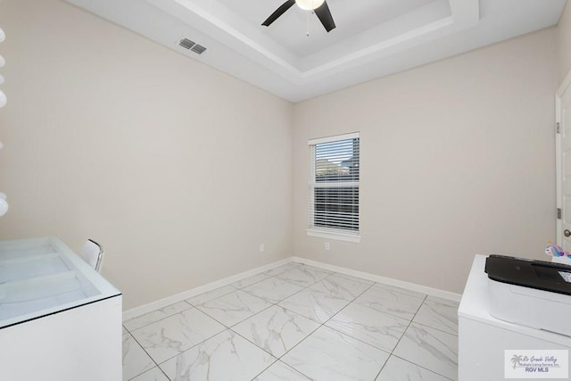 laundry room featuring ceiling fan and washer and clothes dryer