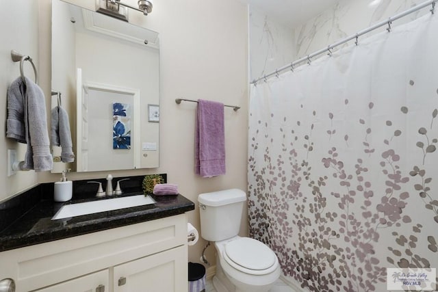 bathroom with a shower with curtain, vanity, and toilet