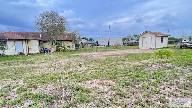 view of yard with a storage unit