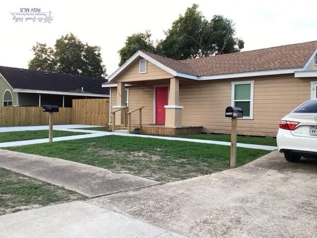 single story home with a front yard