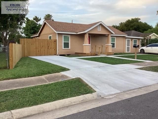 single story home featuring a front lawn