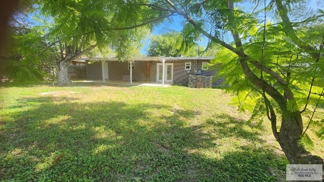 view of yard with a patio