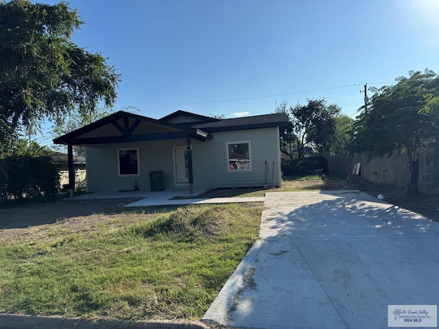 view of front of house featuring a front yard