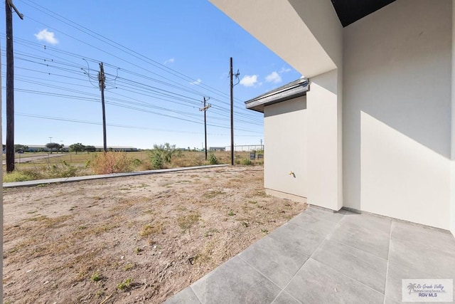 view of yard with a patio area