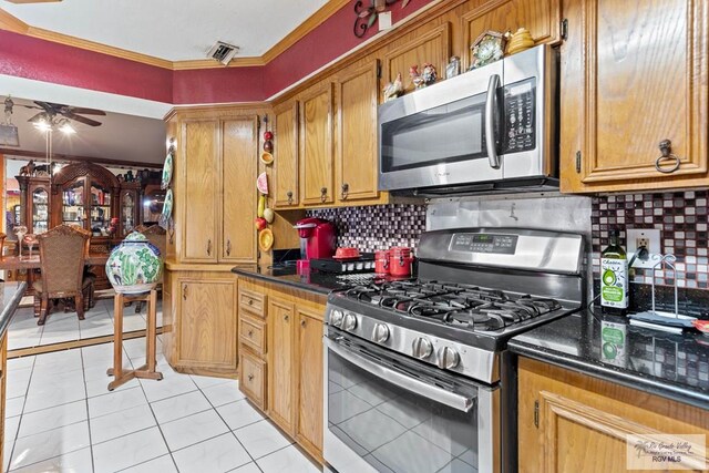 34390 Fm 732, San Benito, TX 78586 - kitchen featuring backsplash, stainless steel appliances, dark countertops, and ceiling fan