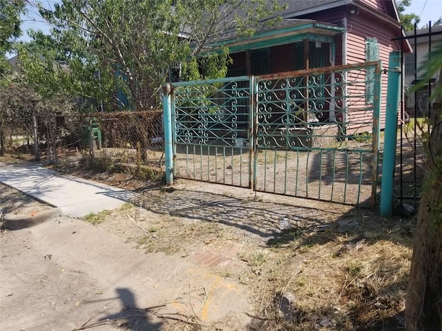 2210 Hardy St, Houston, TX 77026 - view of gate