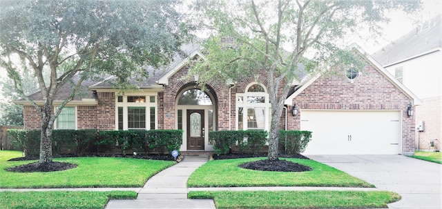 view of front facade featuring a garage and a front yard