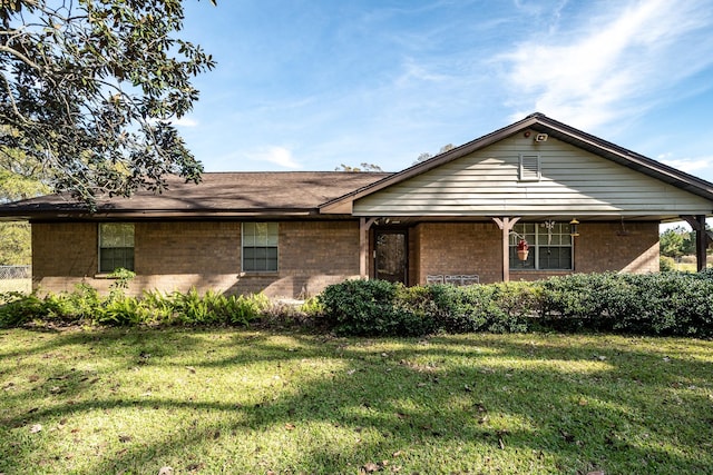 ranch-style house featuring a front yard