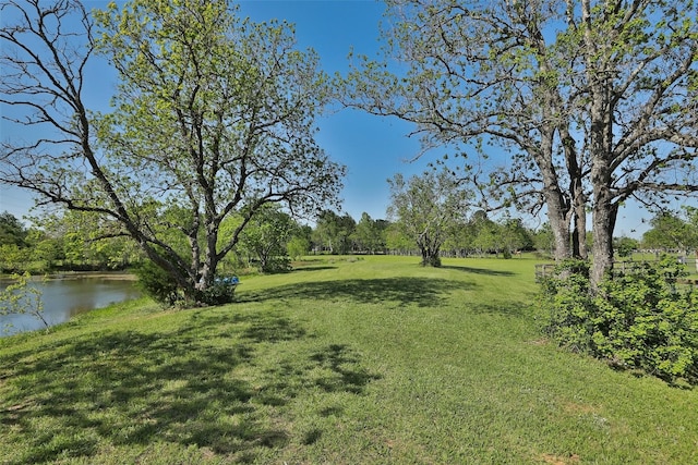 view of yard featuring a water view