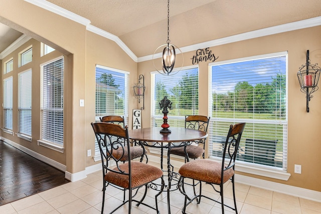 dining space with an inviting chandelier, crown molding, light hardwood / wood-style flooring, a textured ceiling, and lofted ceiling