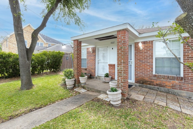 view of front of home featuring a front lawn