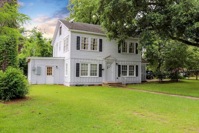 colonial house featuring a lawn