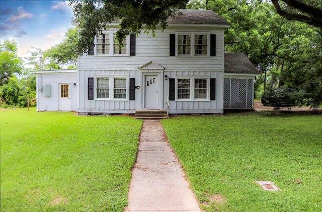 view of front of property with a front lawn