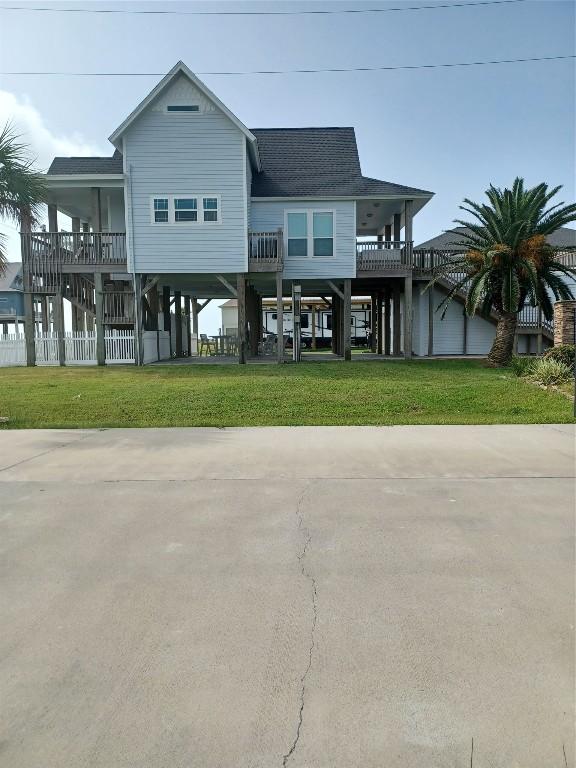 view of front facade featuring a front yard