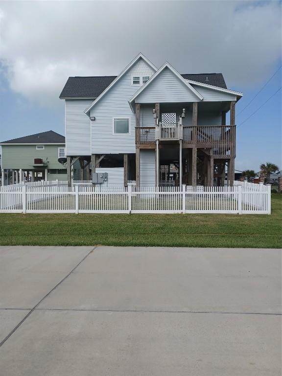 view of front of house featuring a front yard