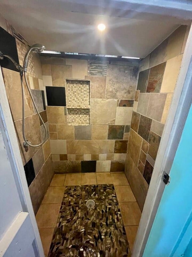 bathroom featuring tiled shower