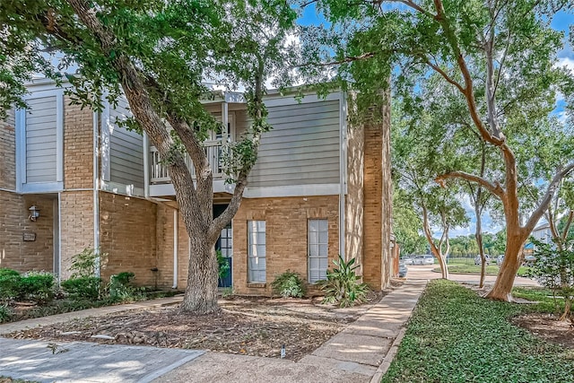 view of front of home featuring a balcony