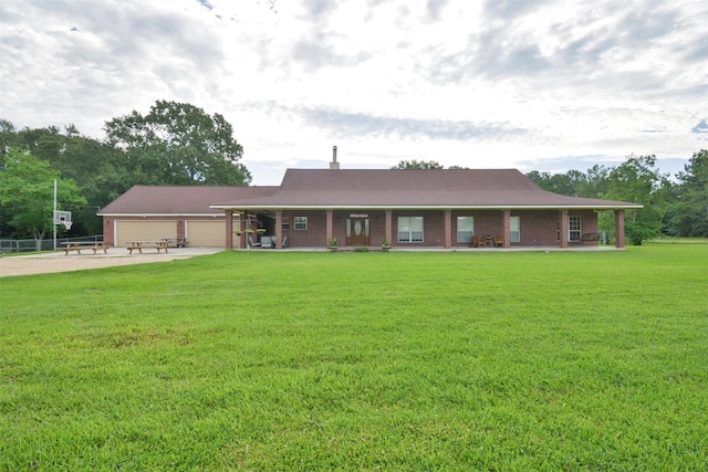 ranch-style house featuring a front lawn