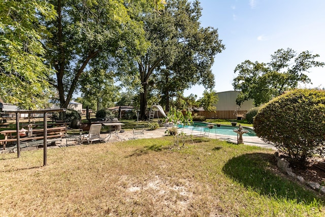 view of yard with a fenced in pool